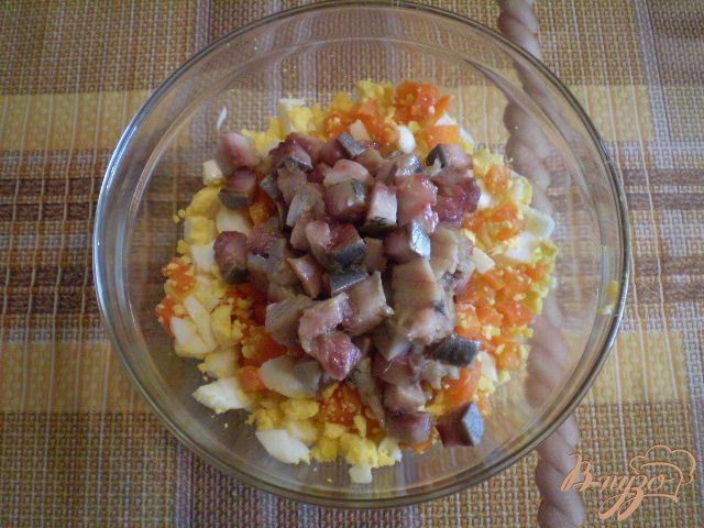 Фото приготовление рецепта: Нежный селедочный салат шаг №4