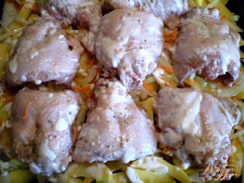 Фото приготовление рецепта: Куриные спинки с картофелем шаг №4