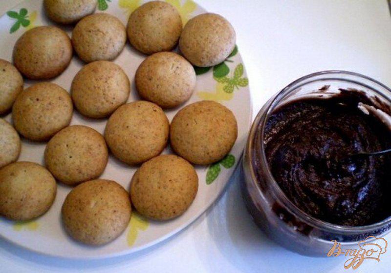 Фото приготовление рецепта: Ореховое печенье с шоколадным кремом шаг №6