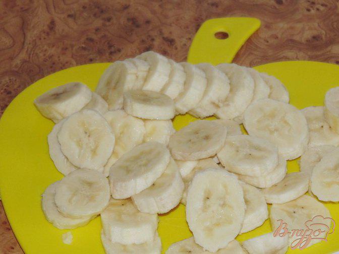 Фото приготовление рецепта: Бананово-апельсиновый смузи шаг №2