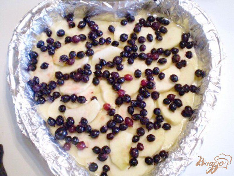Фото приготовление рецепта: Пирог кефирный с фруктами шаг №4