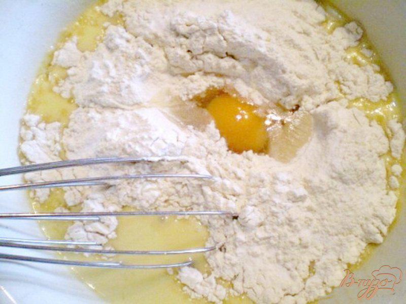Фото приготовление рецепта: Пирог кефирный с фруктами шаг №2