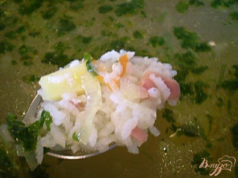 Фото приготовление рецепта: Рисовый суп на копченой ножке шаг №7