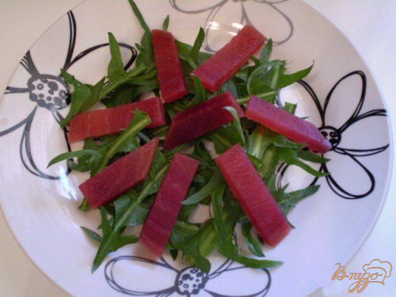 Фото приготовление рецепта: Салат из маринованных яиц, свеклы и листьев одуванчика шаг №2