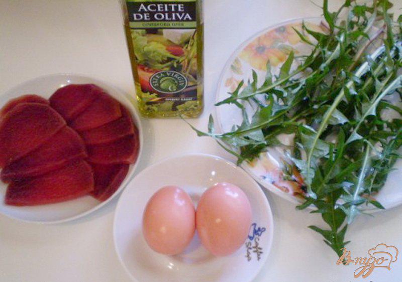 Фото приготовление рецепта: Салат из маринованных яиц, свеклы и листьев одуванчика шаг №1