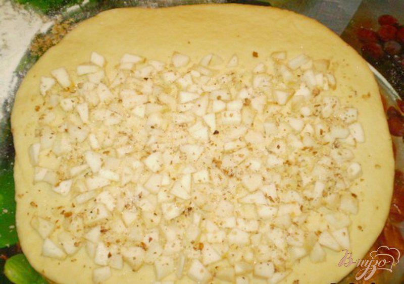 Фото приготовление рецепта: Рулет с яблоками и грецкими орехами шаг №5