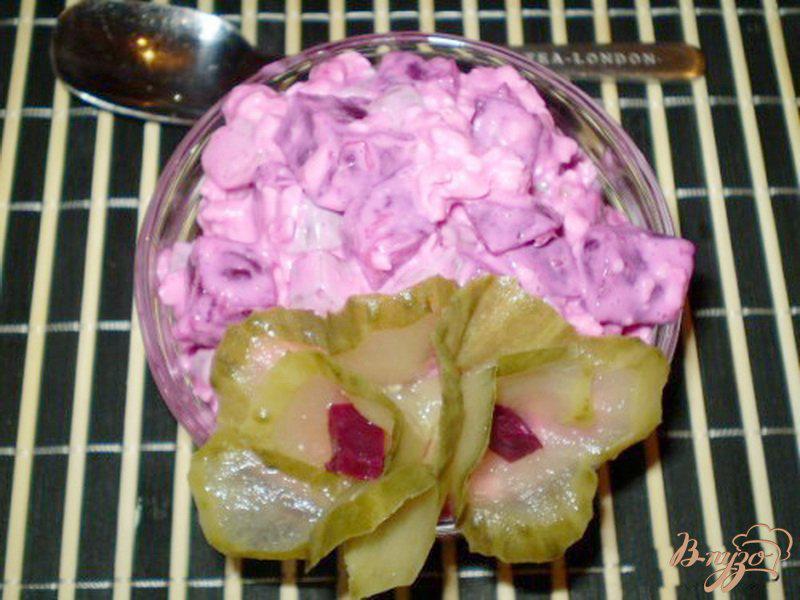 Фото приготовление рецепта: Салат из консервированной свеклы шаг №4