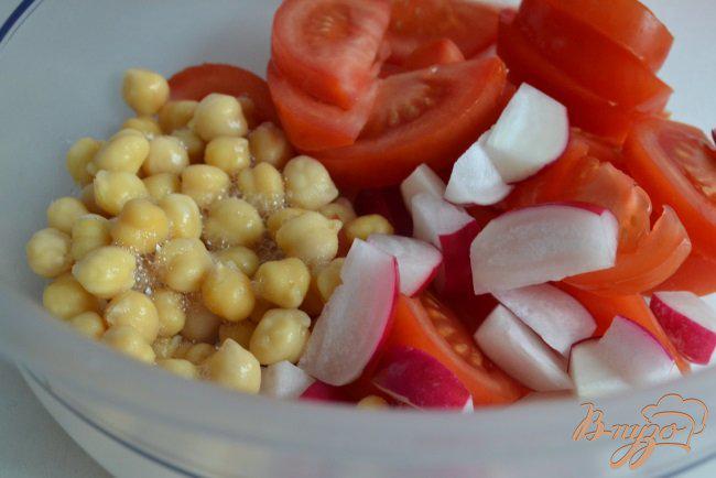 Фото приготовление рецепта: Овощной салат с нутом и зеленью шаг №2