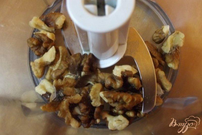 Фото приготовление рецепта: Ореховые конфеты из горького шоколада шаг №3