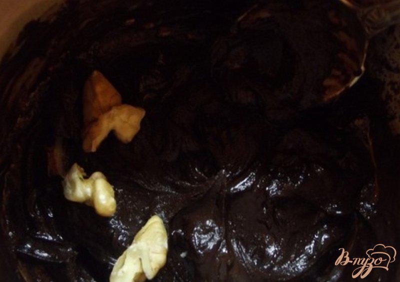 Фото приготовление рецепта: Ореховые конфеты из горького шоколада шаг №6