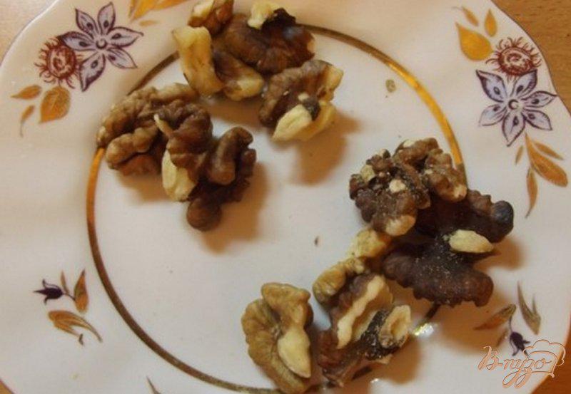 Фото приготовление рецепта: Ореховые конфеты из горького шоколада шаг №2