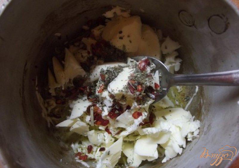 Фото приготовление рецепта: Макароны с травяным соусом на основе сыра шаг №4