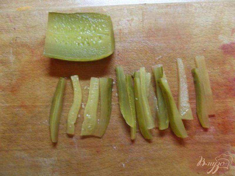 Фото приготовление рецепта: Свекольный салат с капустой и гренками шаг №5