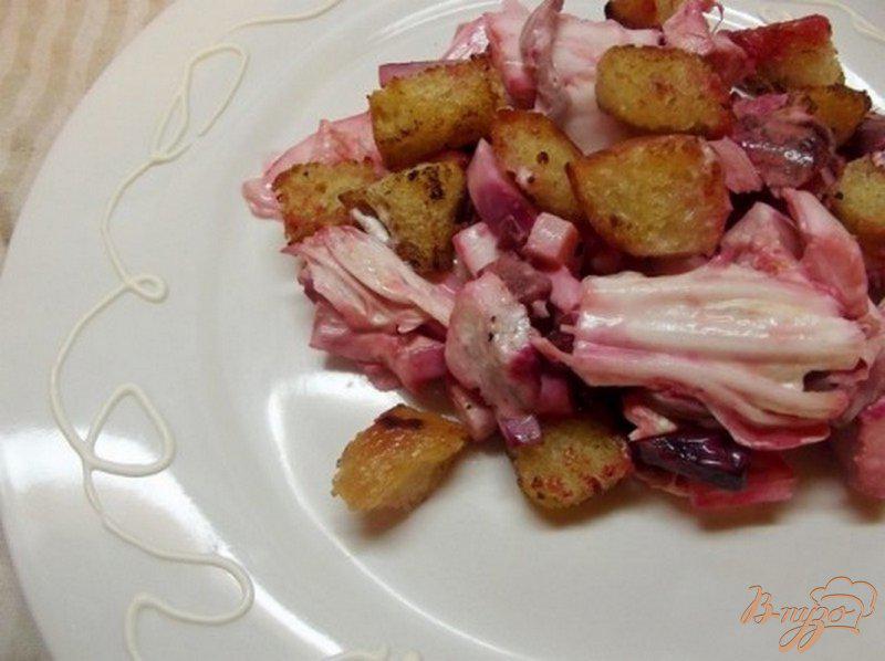 Фото приготовление рецепта: Свекольный салат с капустой и гренками шаг №10