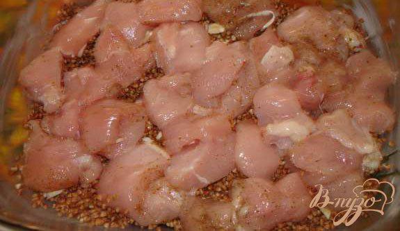 Фото приготовление рецепта: Курица, запеченная с гречневой кашей в духовке шаг №5