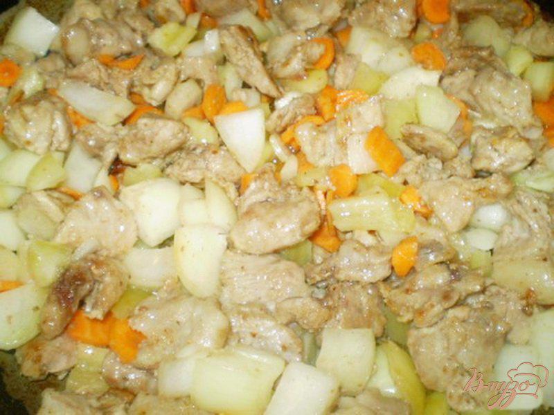 Фото приготовление рецепта: Свинина тушенная в вине с каперсами и овощами шаг №3