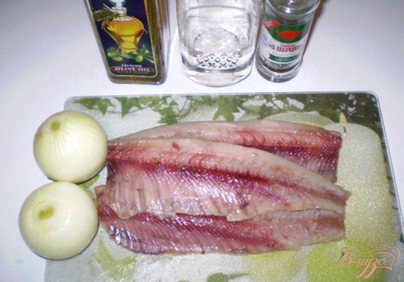 Фото приготовление рецепта: Сельдь с маринованным луком и укропом в оливковом масле шаг №1