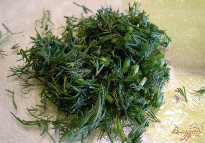 Фото приготовление рецепта: Сельдь с маринованным луком и укропом в оливковом масле шаг №3
