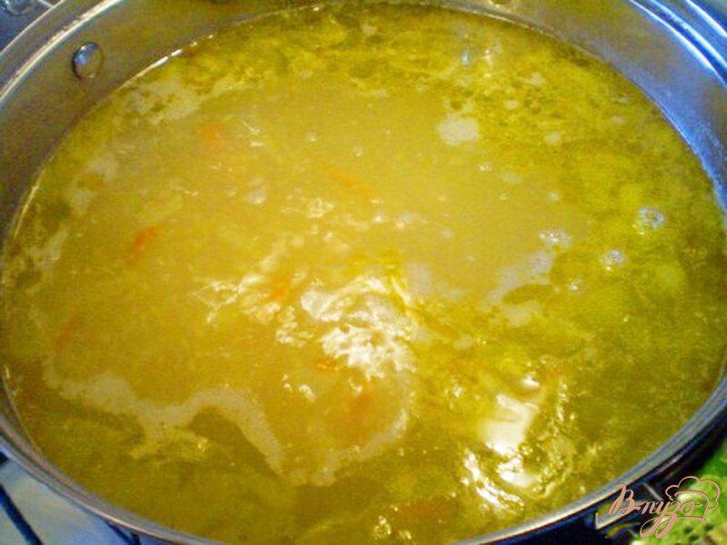 Фото приготовление рецепта: Суп картофельный с кукурузной крупой шаг №4