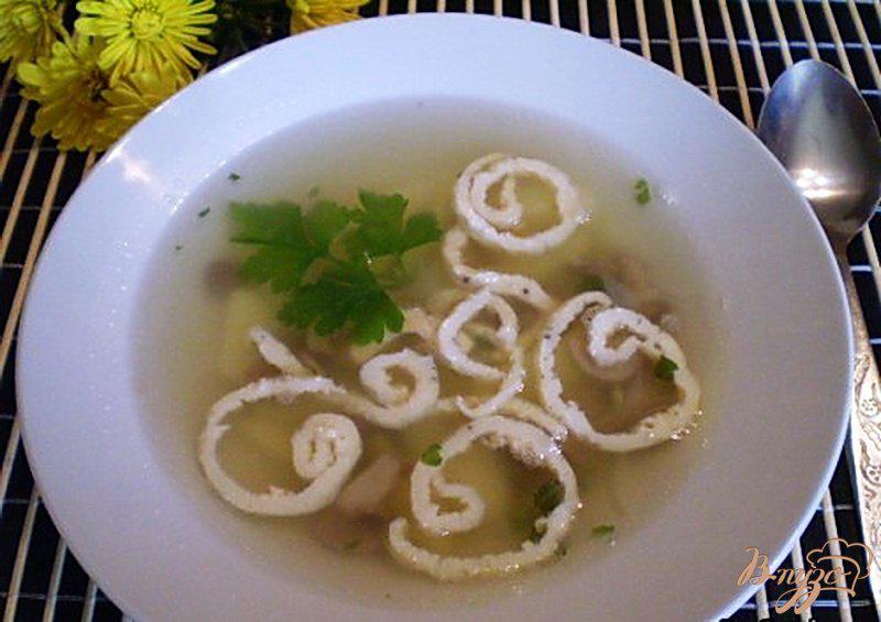 Фото приготовление рецепта: Суп с грибами и омлетом шаг №7