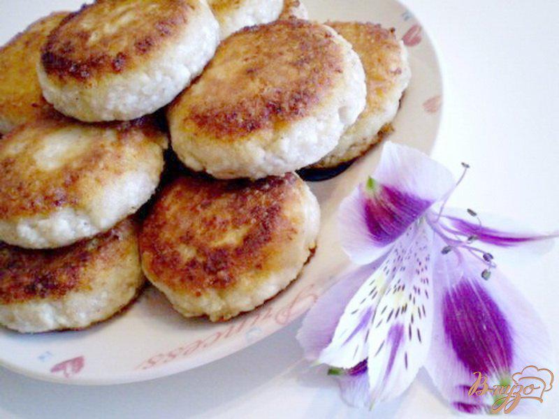 Фото приготовление рецепта: Сырники с грецкими орехами и апельсиновой цедрой шаг №6