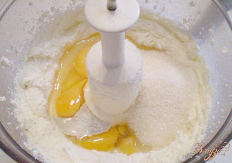 Фото приготовление рецепта: Творожная запеканка с ароматом персика шаг №3