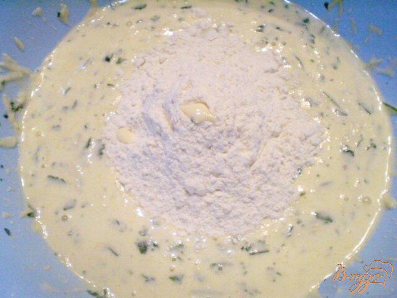Фото приготовление рецепта: Сырные оладьи на сметане с зеленью шаг №4