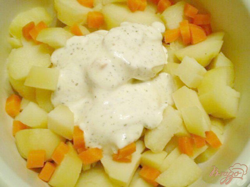 Фото приготовление рецепта: Теплый салат из картофеля с каперсами шаг №3