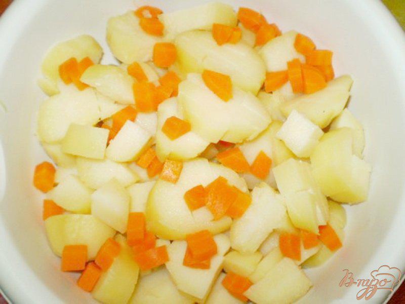 Фото приготовление рецепта: Теплый салат из картофеля с каперсами шаг №2
