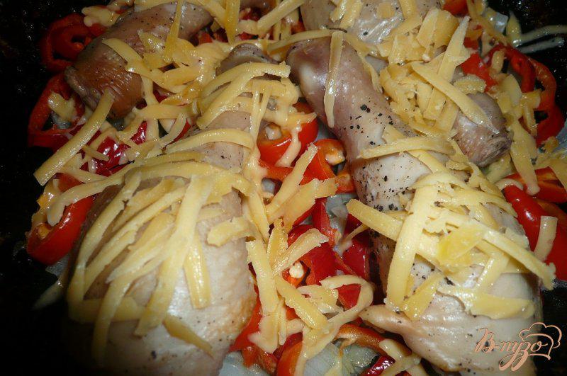 Фото приготовление рецепта: Куриные голени запеченные с болгарским перцем шаг №4
