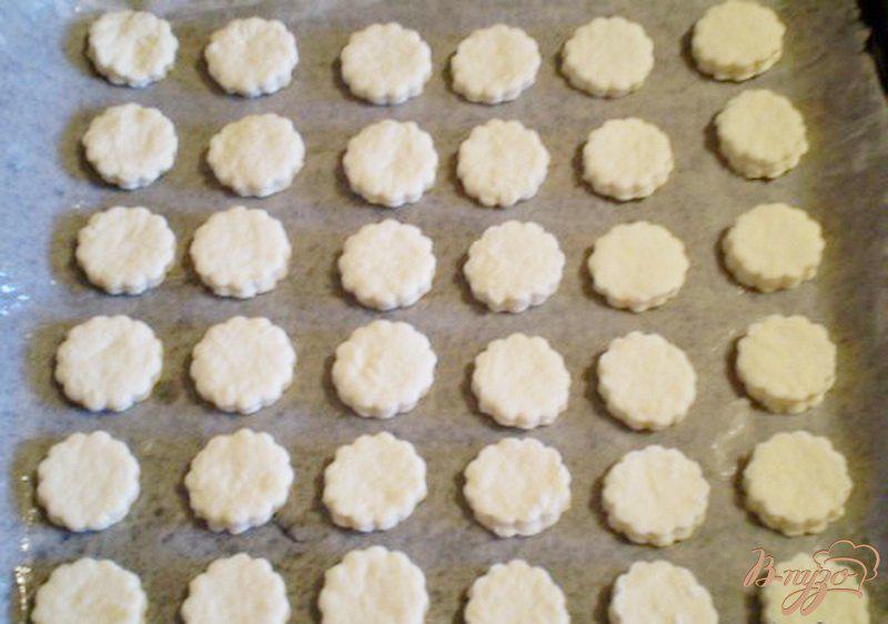 Фото приготовление рецепта: Сырное соленое печенье (вариант 2) шаг №5