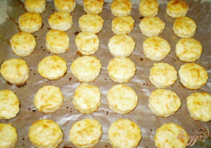 Фото приготовление рецепта: Сырное соленое печенье (вариант 2) шаг №6