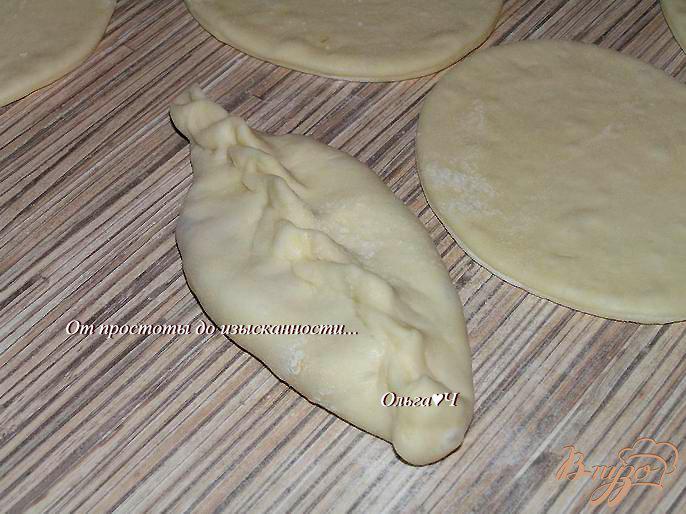 Фото приготовление рецепта: Пирожки с яблочно-малиновой начинкой шаг №5