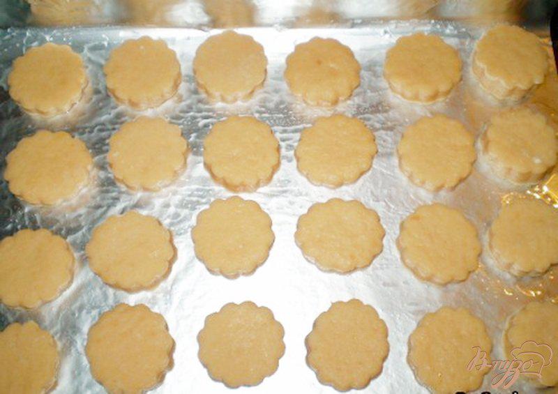 Фото приготовление рецепта: Томатное печенье шаг №4