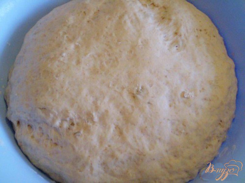Фото приготовление рецепта: Томатный хлеб с отрубями, семечками подсолнечника и кунжутом шаг №4