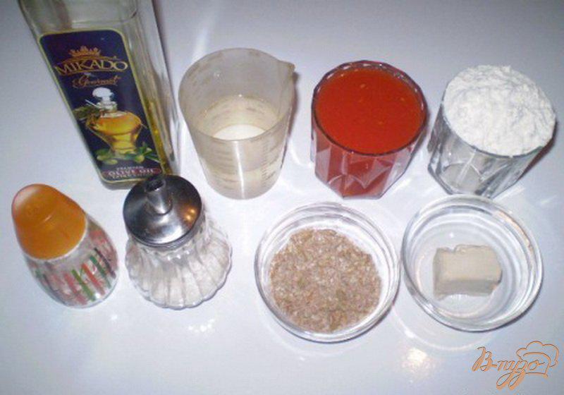 Фото приготовление рецепта: Томатный хлеб с отрубями, семечками подсолнечника и кунжутом шаг №1
