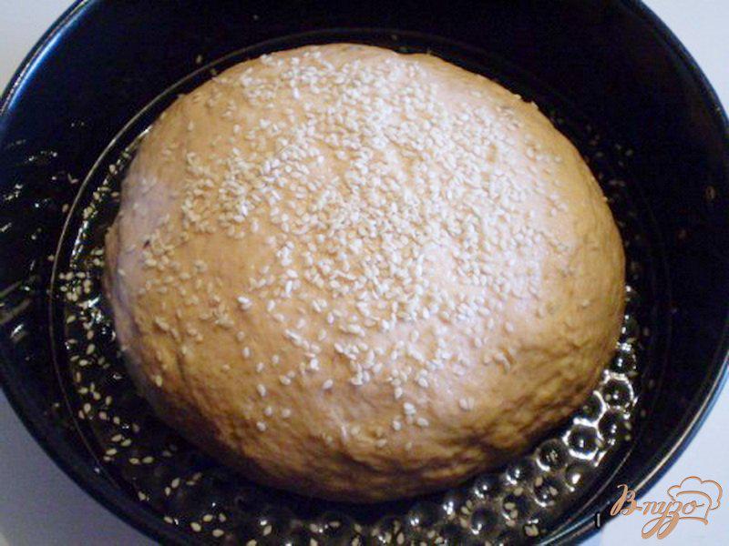 Фото приготовление рецепта: Томатный хлеб с отрубями, семечками подсолнечника и кунжутом шаг №5