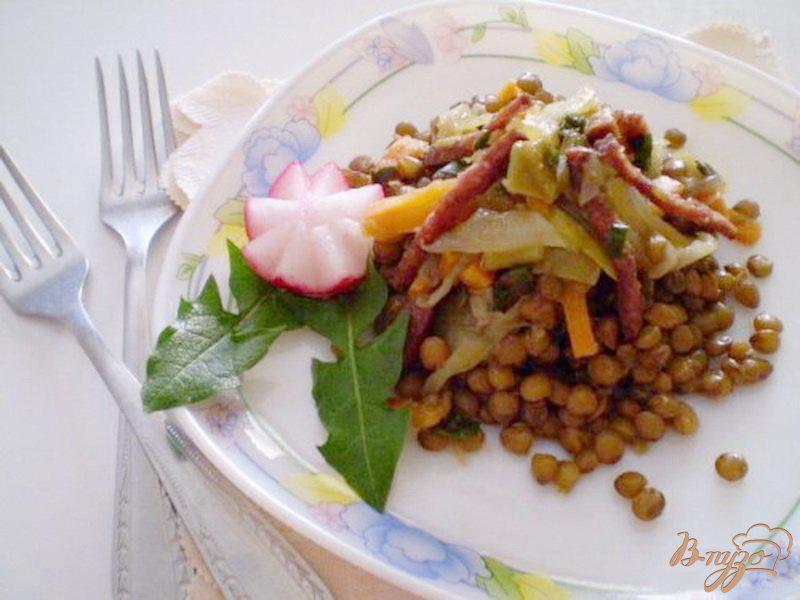 Фото приготовление рецепта: Чечевица с овощами и копченой колбасой шаг №5