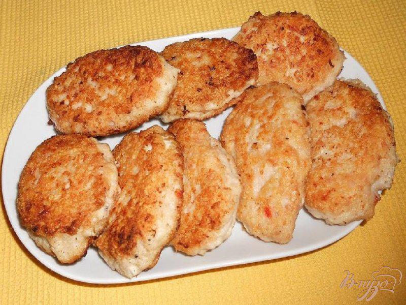 Фото приготовление рецепта: Котлеты куриные с помидором шаг №4