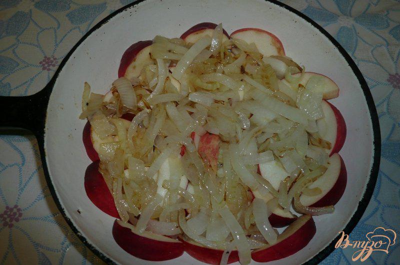 Фото приготовление рецепта: Свинина запеченная с яблоками и сыром шаг №5