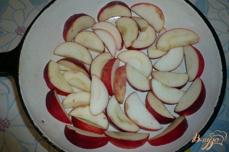 Фото приготовление рецепта: Свинина запеченная с яблоками и сыром шаг №4