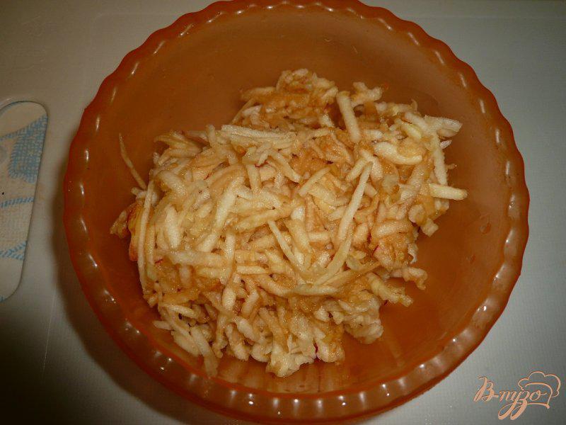 Фото приготовление рецепта: Свинина запеченная с яблоками и сыром шаг №7