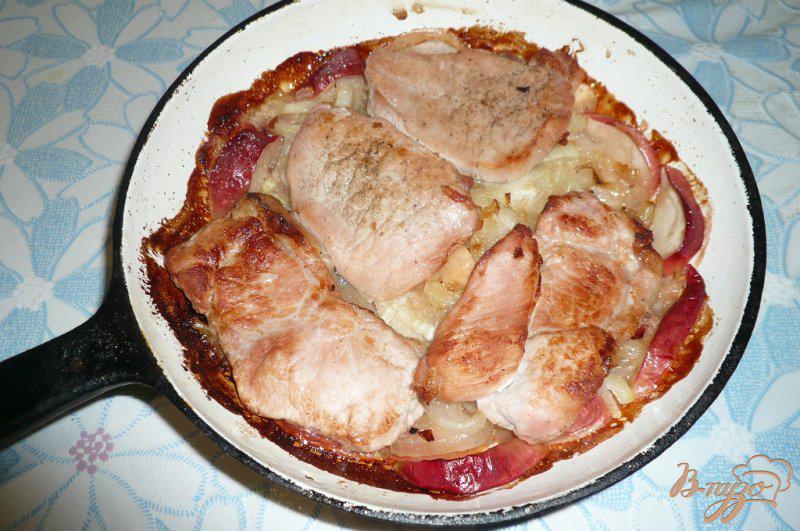 Фото приготовление рецепта: Свинина запеченная с яблоками и сыром шаг №9