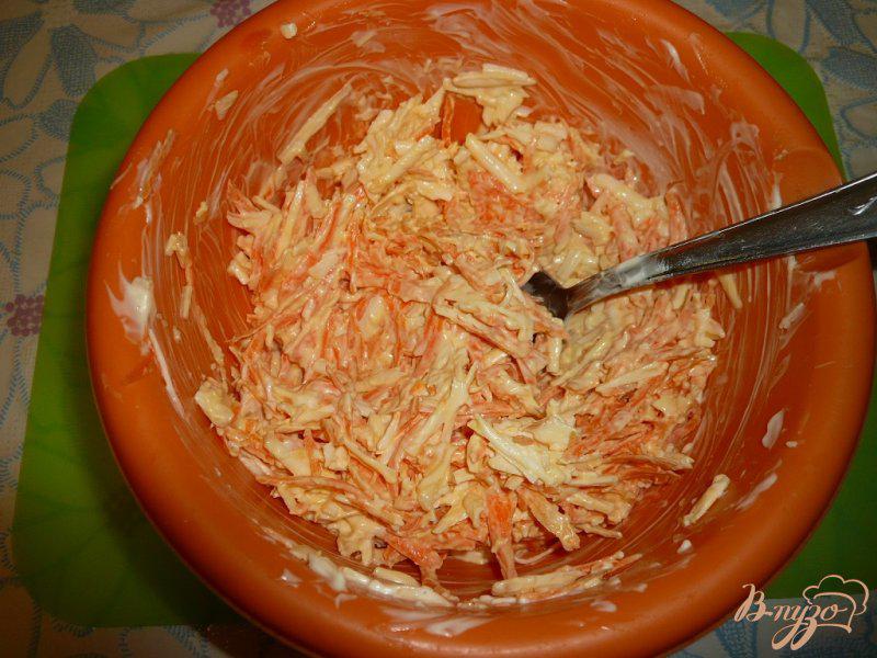 Фото приготовление рецепта: Салат из колбасного сыра и моркови шаг №3
