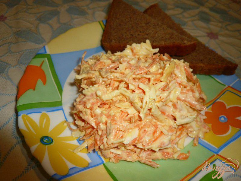 Фото приготовление рецепта: Салат из колбасного сыра и моркови шаг №4