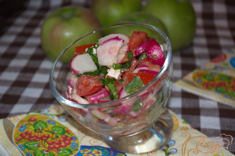 Фото приготовление рецепта: Салат с редисом, черемшой и фетой шаг №5