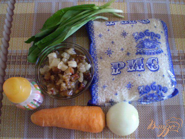 Фото приготовление рецепта: Рис со шкварками и черемшой шаг №1