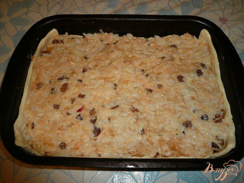 Фото приготовление рецепта: Сладкий пирог с рисом, яблоком и изюмом шаг №3