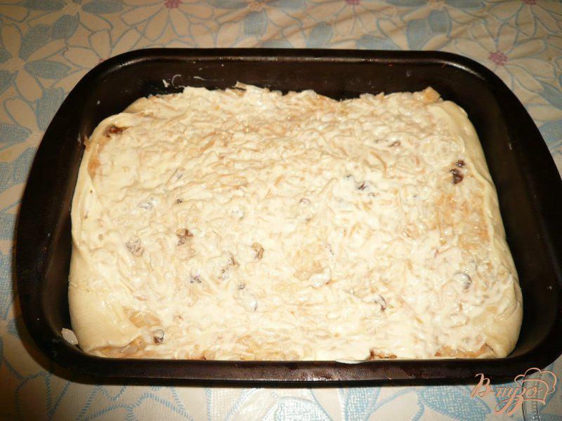 Фото приготовление рецепта: Сладкий пирог с рисом, яблоком и изюмом шаг №4