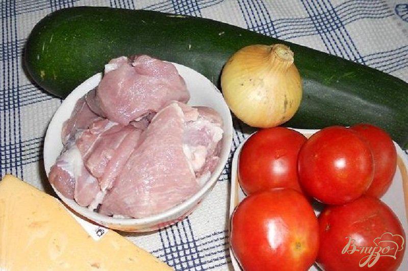 Фото приготовление рецепта: Мясо под шубкой из овощей и сыра шаг №1